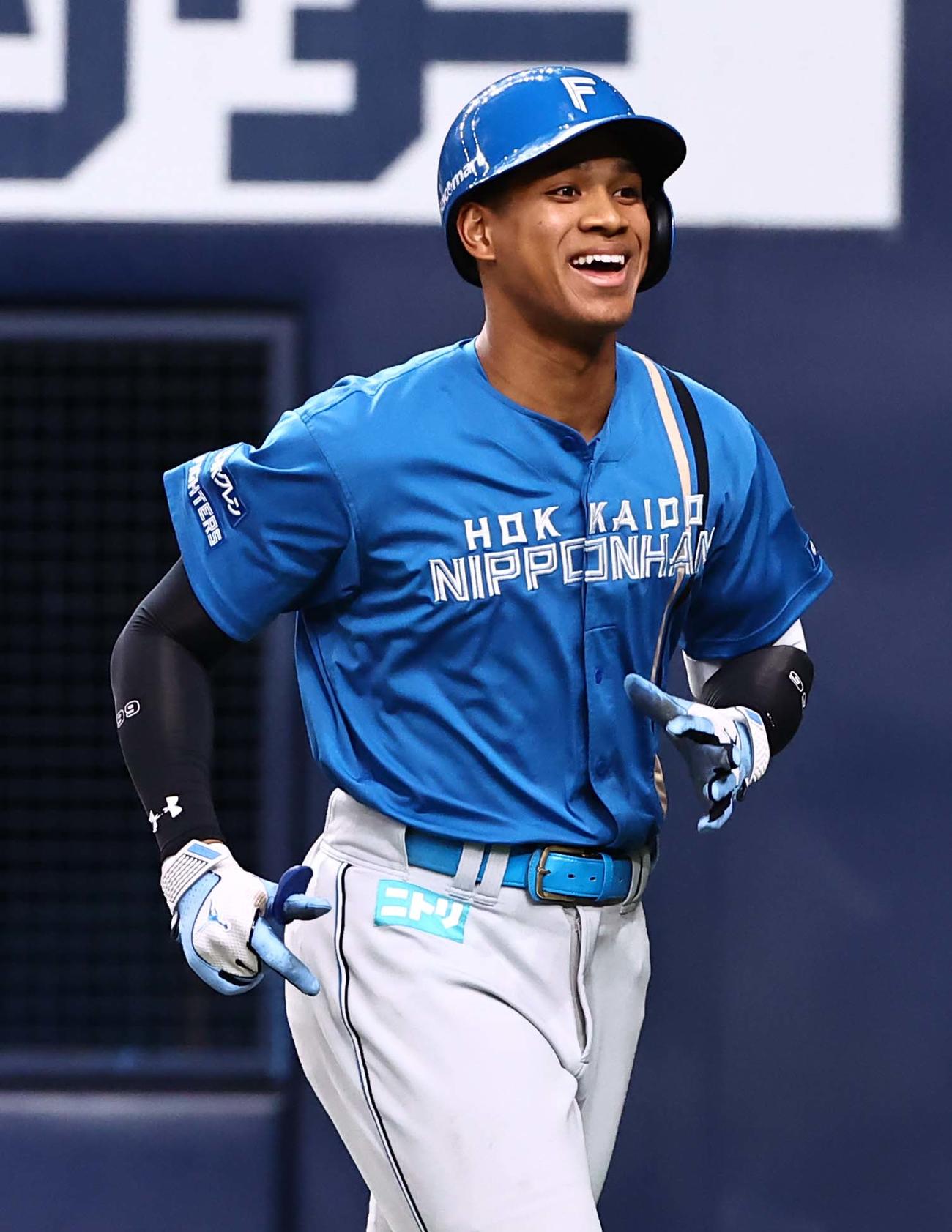 オリックス対日本ハム　8回表日本ハム無死、万波はソロ本塁打を放つ（撮影・上田博志）