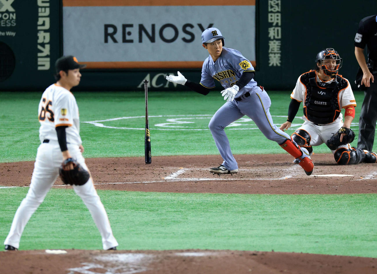 巨人対阪神　5回表阪神1死、中川はプロ初安打となる三塁内野安打を放つ。投手石川（撮影・浅見桂子）