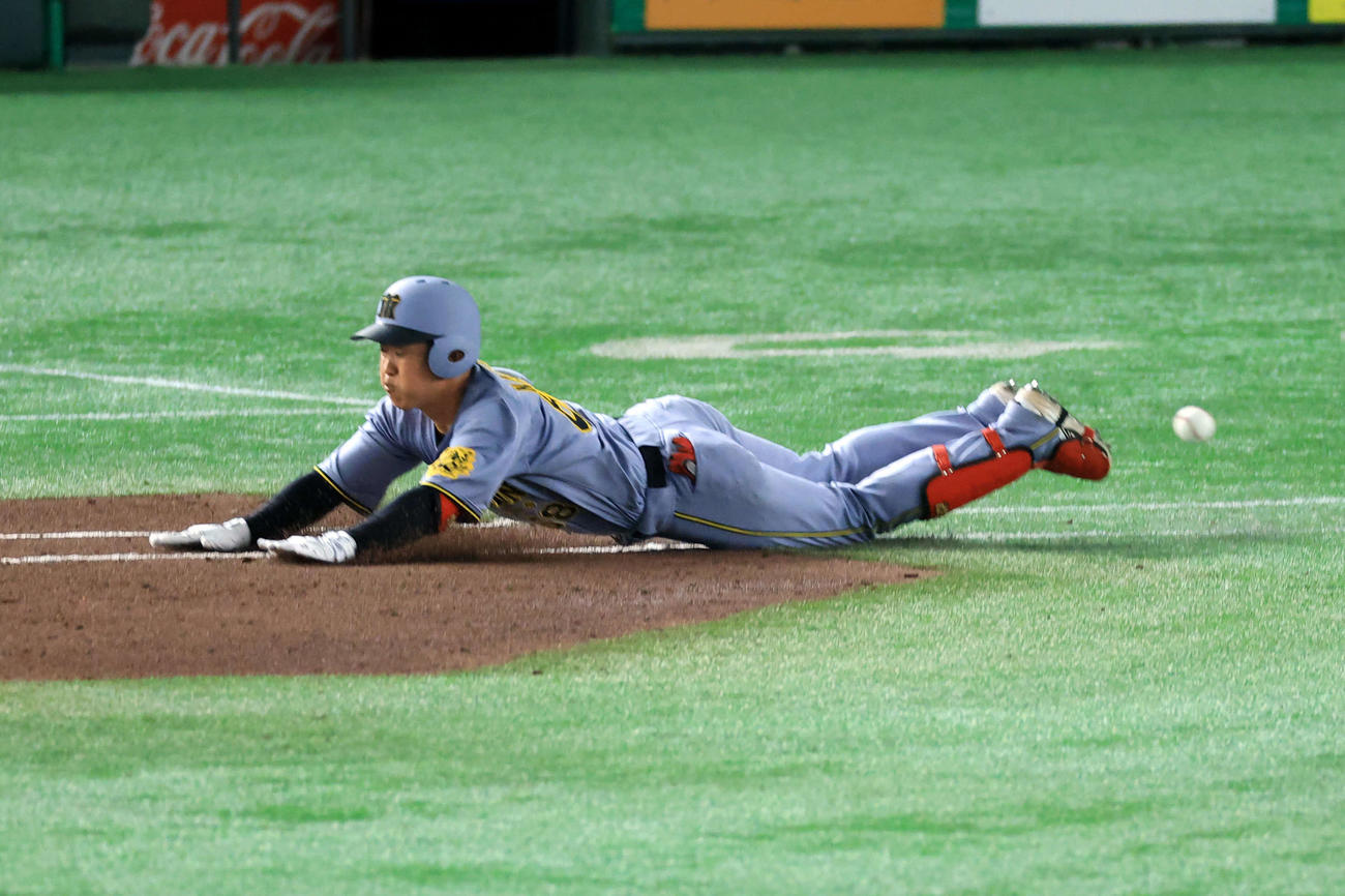巨人対阪神　5回表阪神1死、中川はプロ初安打となる三塁内野安打を放ち一塁ヘッドスライディング（撮影・浅見桂子）