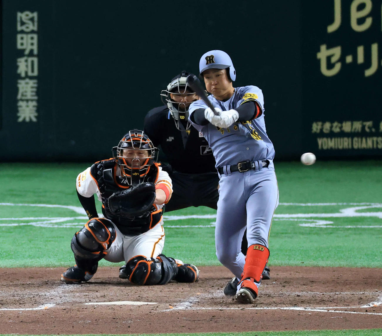 巨人対阪神　5回表阪神1死、中川はプロ初安打となる三塁内野安打を放つ（撮影・浅見桂子）