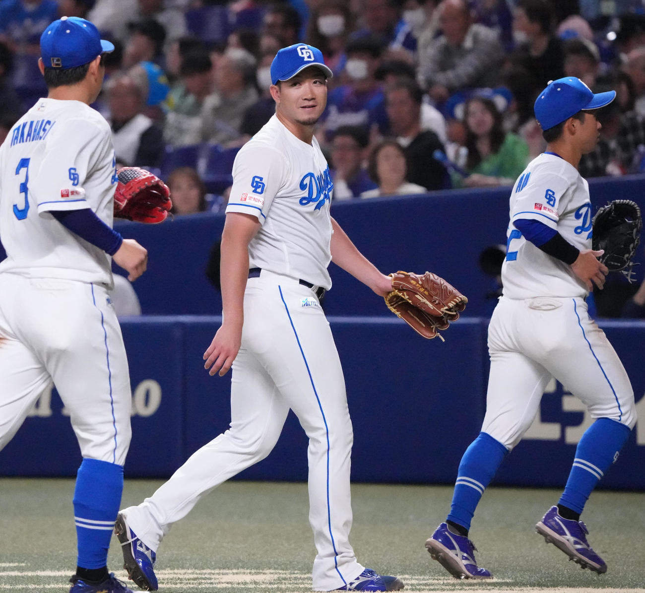 中日対DeNA 8回表終了、勝野（中央）はナインと言葉を交わしベンチへ戻る（撮影・森本幸一）