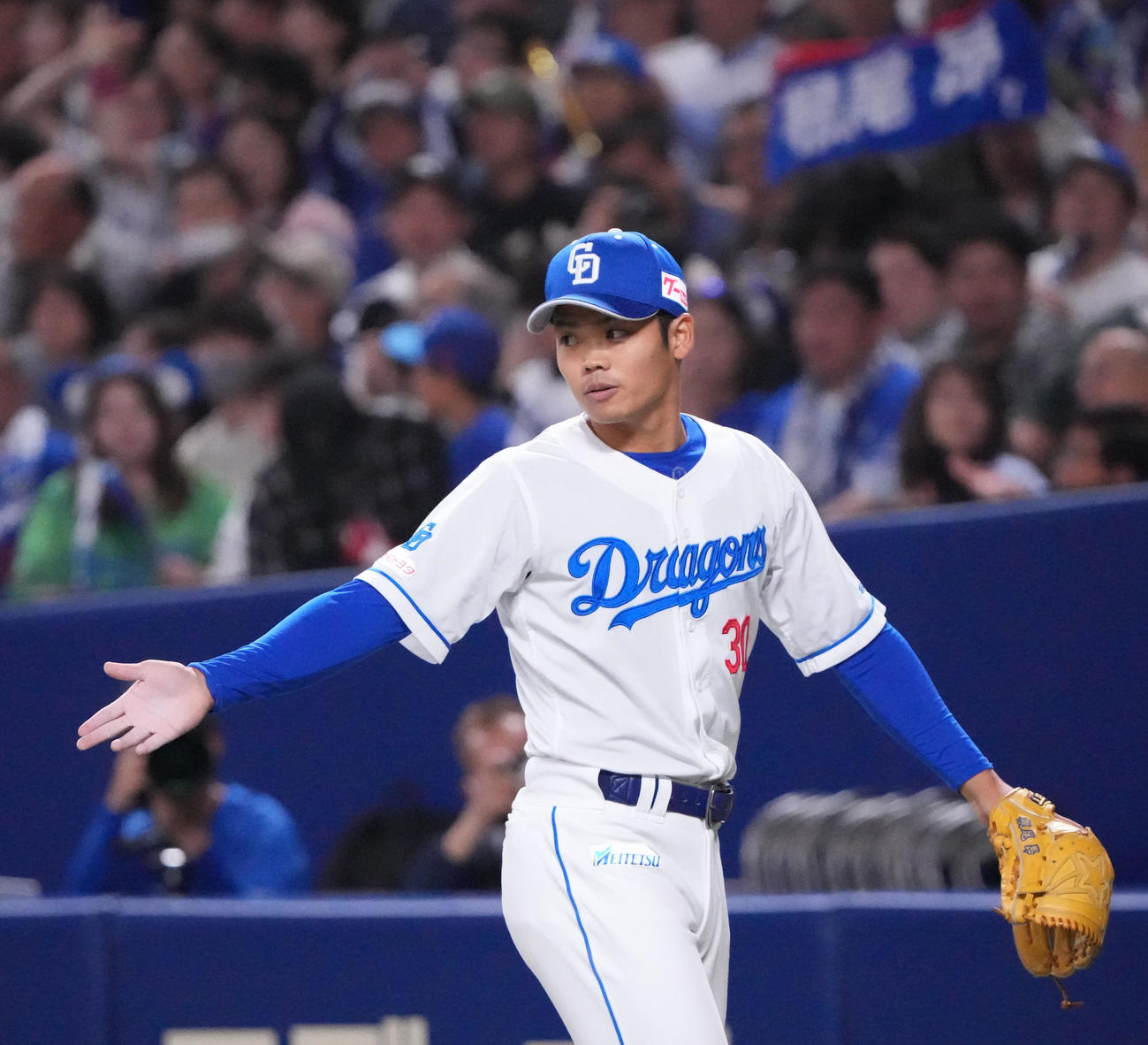 中日対DeNA 7回表終了、野手を迎えながらベンチへ戻る根尾（撮影・森本幸一）