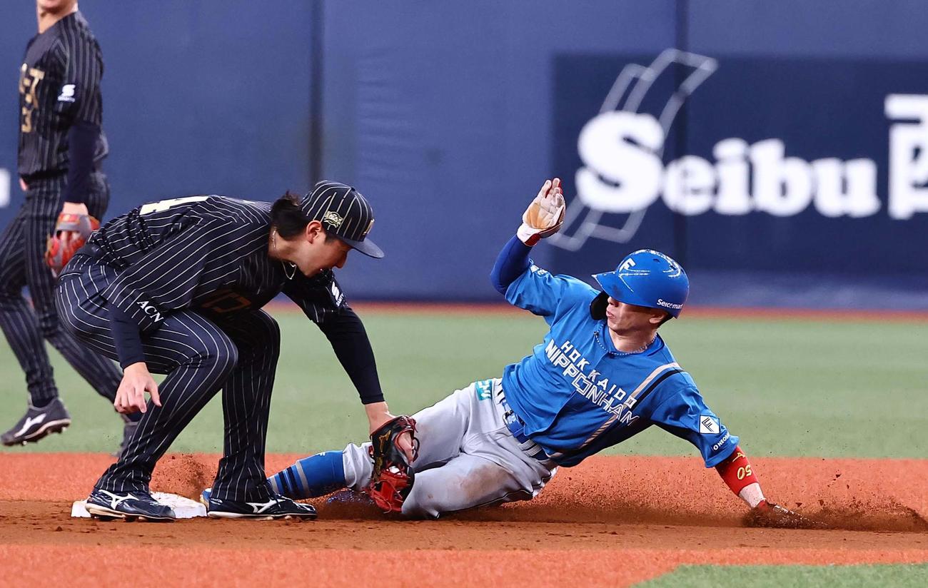 オリックス対日本ハム　7回表日本ハム無死一塁、五十幡は二盗を決める（撮影・上田博志）