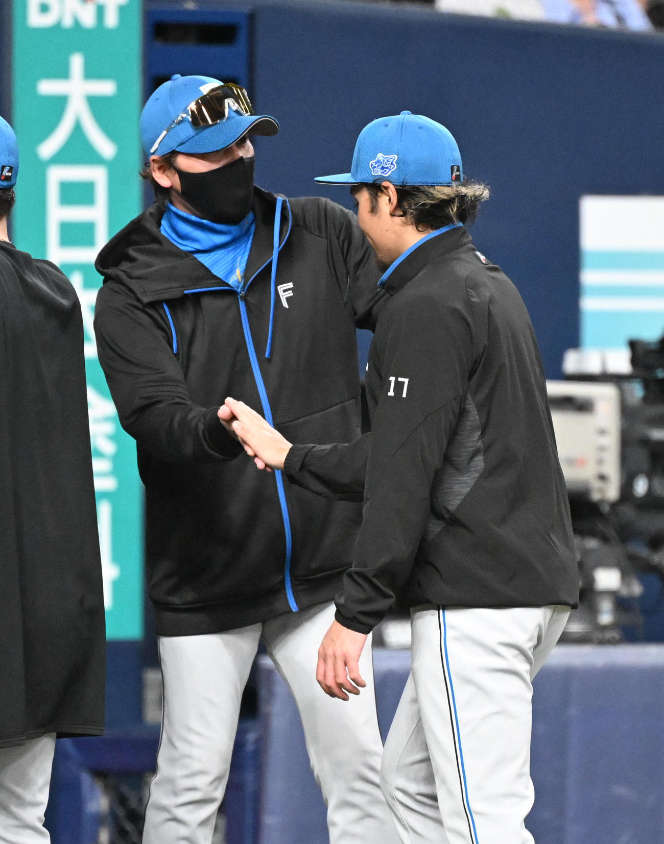 オリックス対日本ハム　オリックスに勝利し伊藤（右）とタッチする日本ハム新庄監督（撮影・和賀正仁）