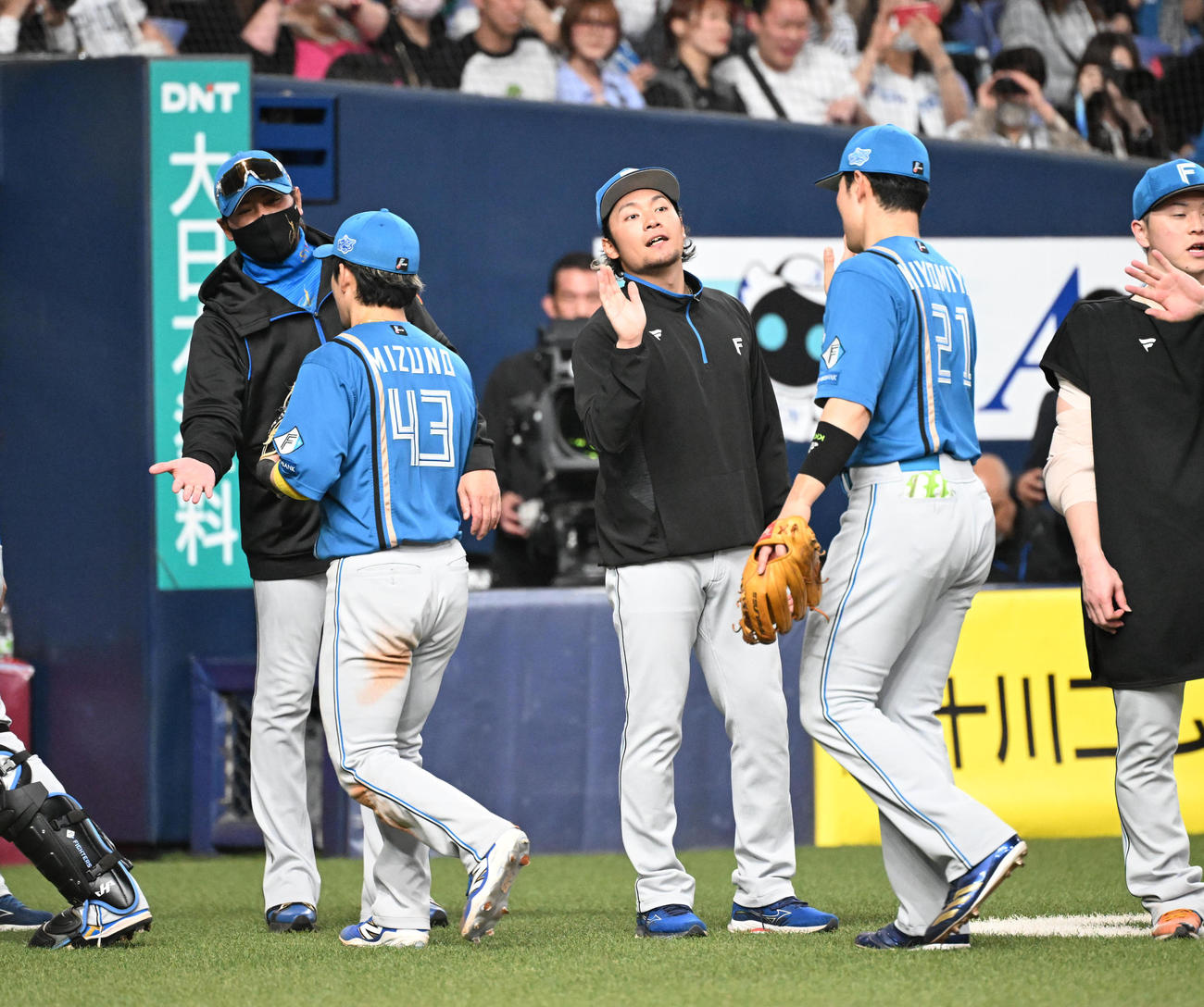 オリックス対日本ハム　オリックスに勝利し清宮幸（右）らナインを迎える日本ハム新庄監督と伊藤（撮影・和賀正仁）