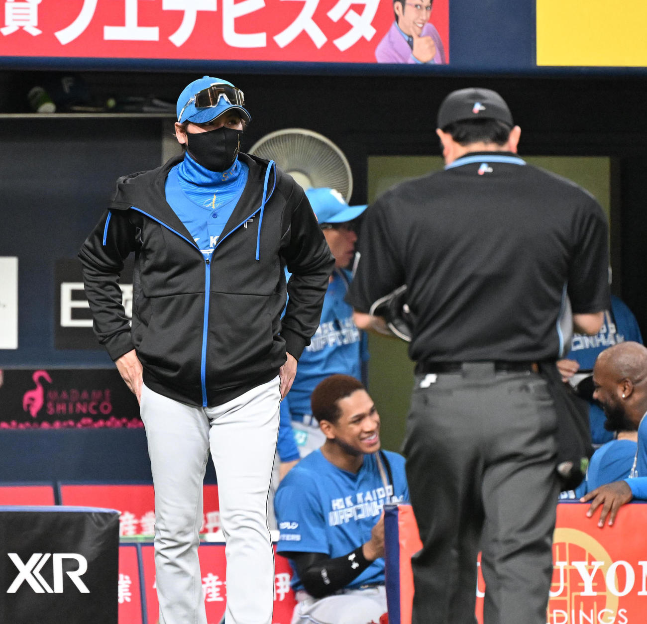 オリックス対日本ハム　8回表を終え、選手の交代を告げる日本ハム新庄監督（撮影・和賀正仁）