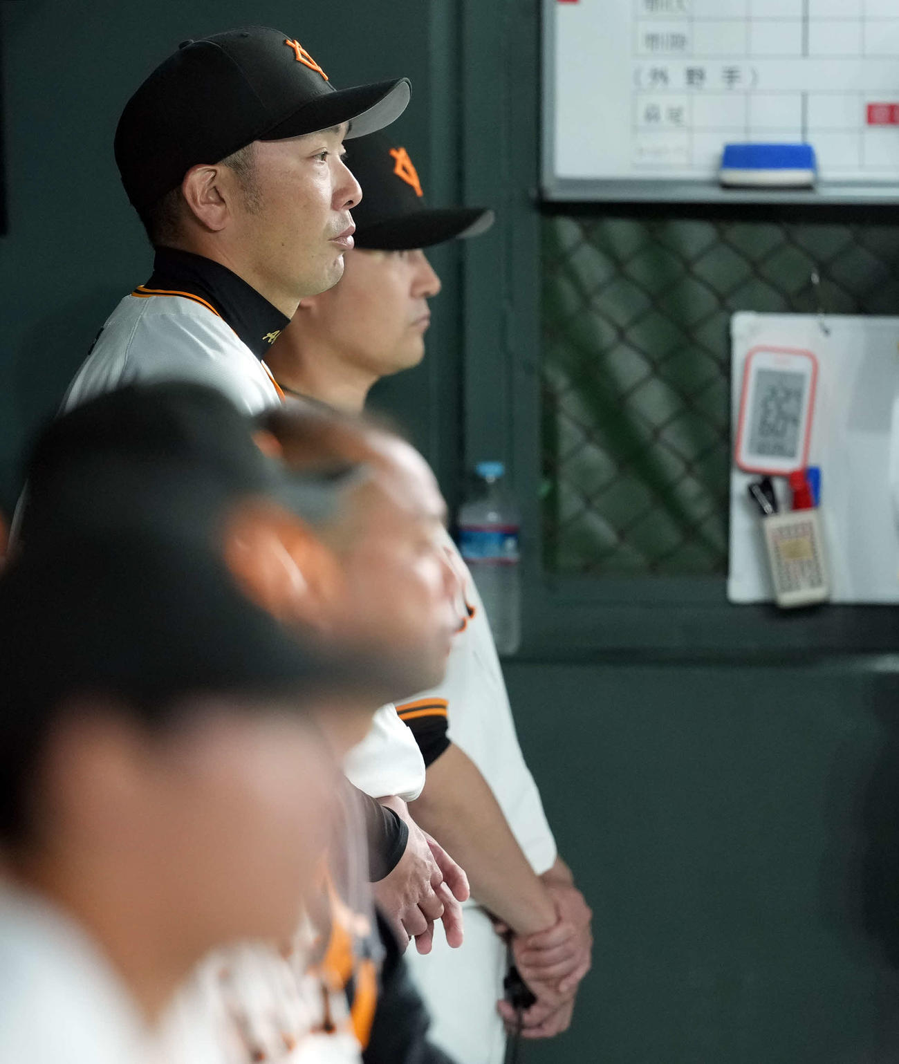 巨人対阪神　初回に2失点し厳しい表情の巨人阿部監督（撮影・たえ見朱実）