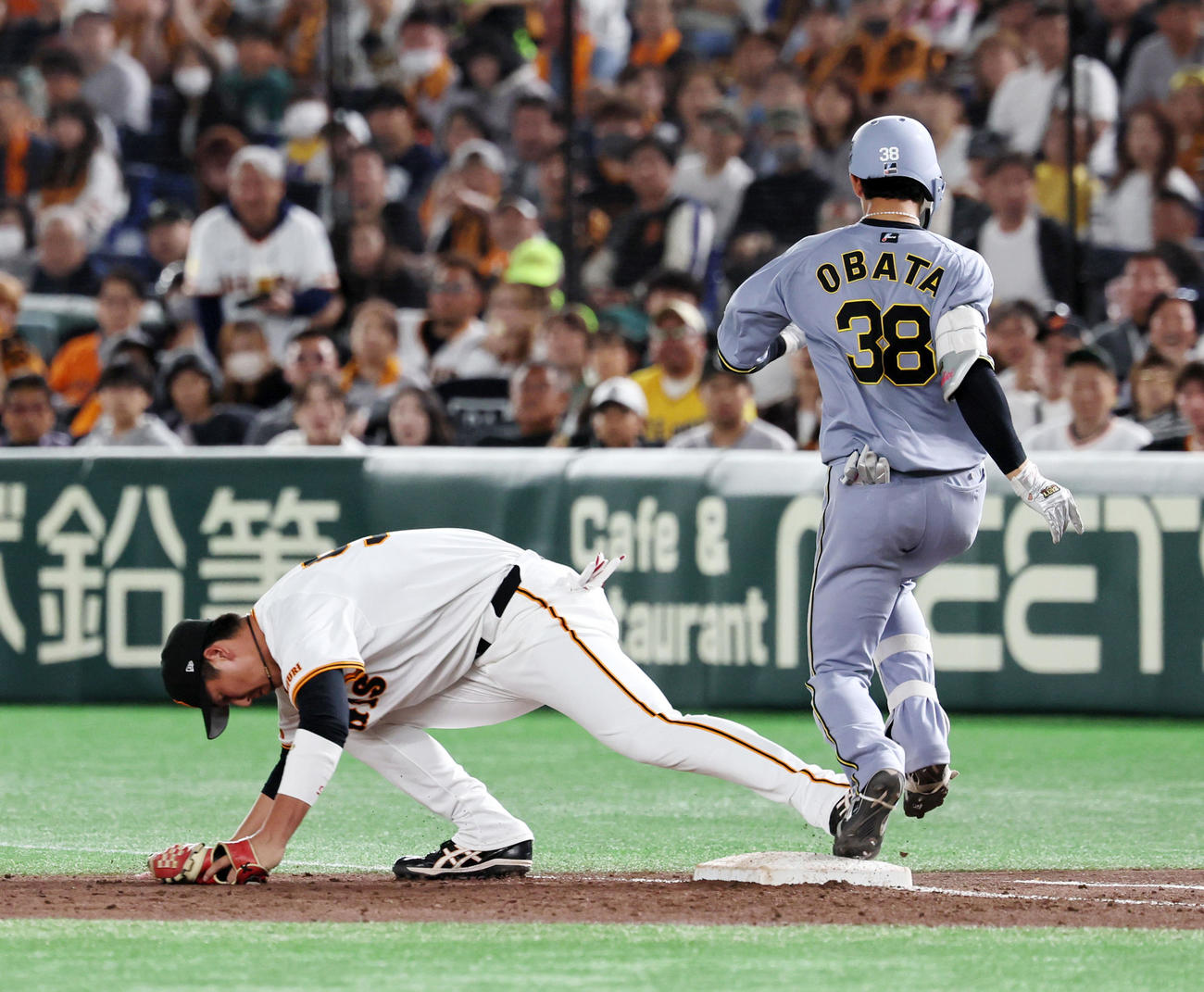 巨人対阪神　3回表阪神無死、一塁手秋広は小幡の打球で井上からの悪送球をなんとか捕球したが判定はセーフ（撮影・加藤哉）