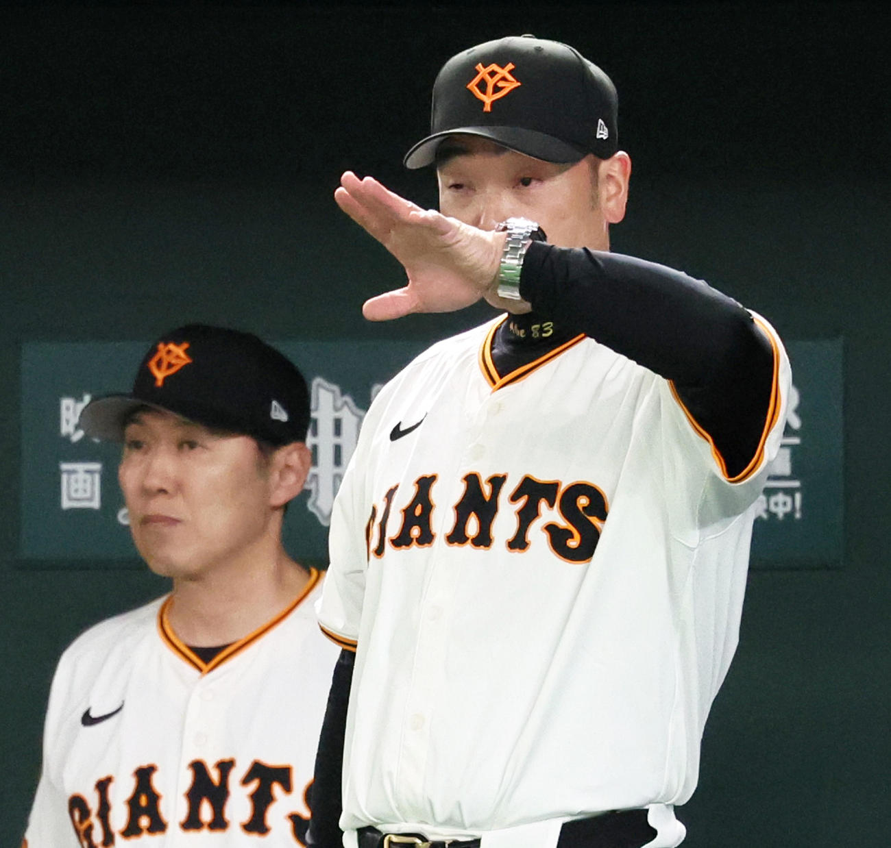 巨人対阪神　7回裏、選手交代を告げる巨人阿部監督（撮影・加藤哉）