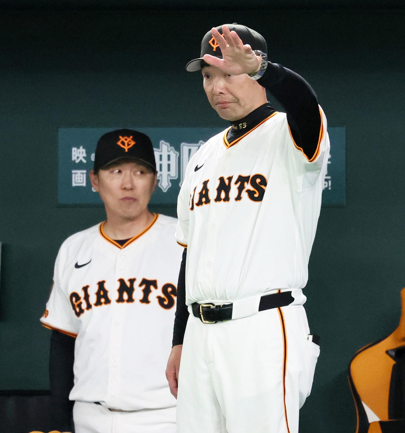 巨人対阪神　7回裏、選手交代を告げる巨人阿部監督（撮影・加藤哉）