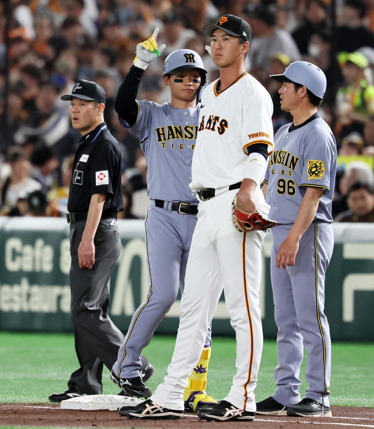 巨人対阪神　1回表阪神1死三塁、森下は左前適時打を放つ。一塁手秋広（撮影・加藤哉）