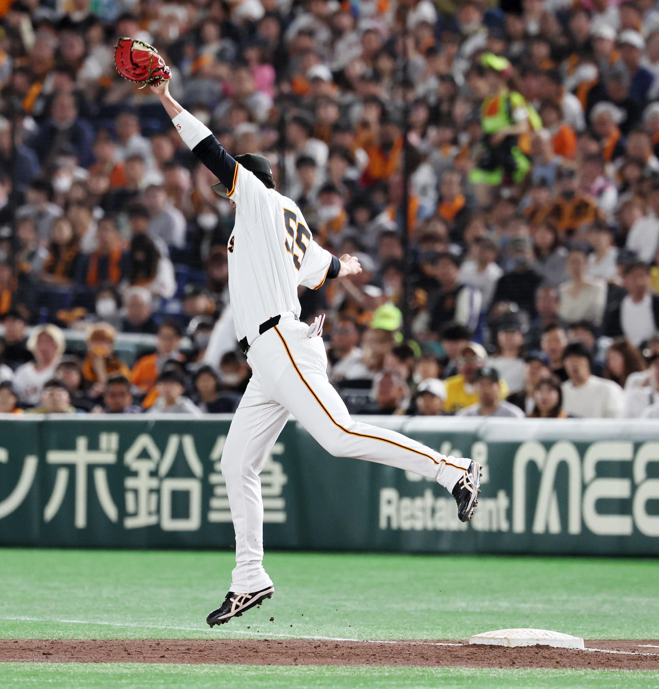 巨人対阪神　3回表阪神無死、一塁手秋広は小幡の打球で井上からの悪送球をなんとか捕球（撮影・加藤哉）