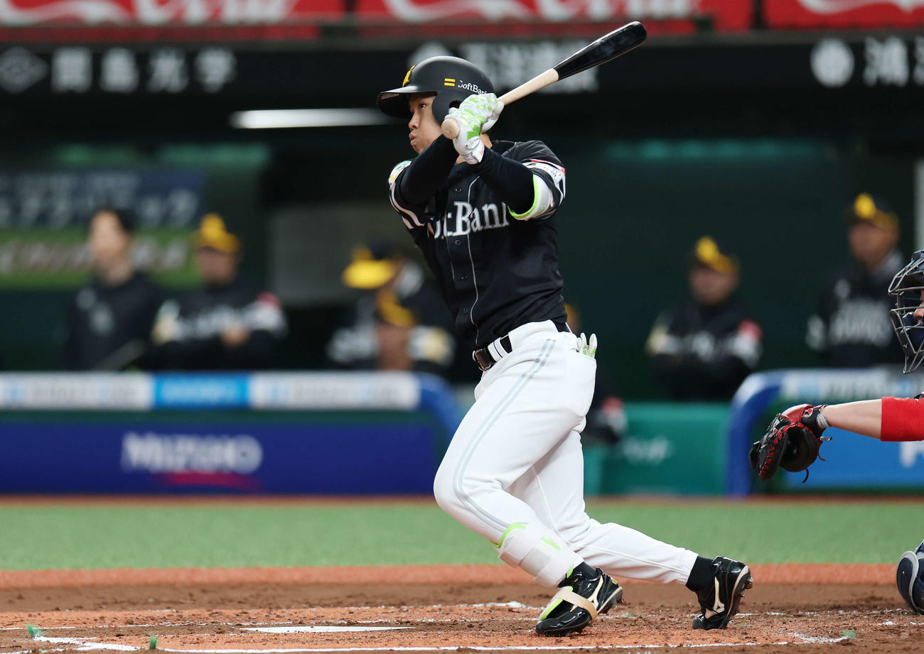 西武対ソフトバンク　1回表ソフトバンク2死満塁、左2点適時二塁打を放つ海野（撮影・宮地輝）