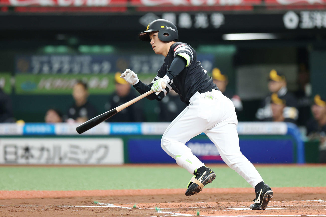 西武対ソフトバンク　1回表ソフトバンク2死満塁、左2点適時二塁打を放つ海野（撮影・宮地輝）