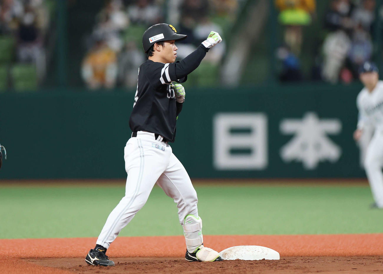 西武対ソフトバンク　1回表ソフトバンク2死満塁、左2点適時二塁打を放ちガッツポーズする海野（撮影・宮地輝）