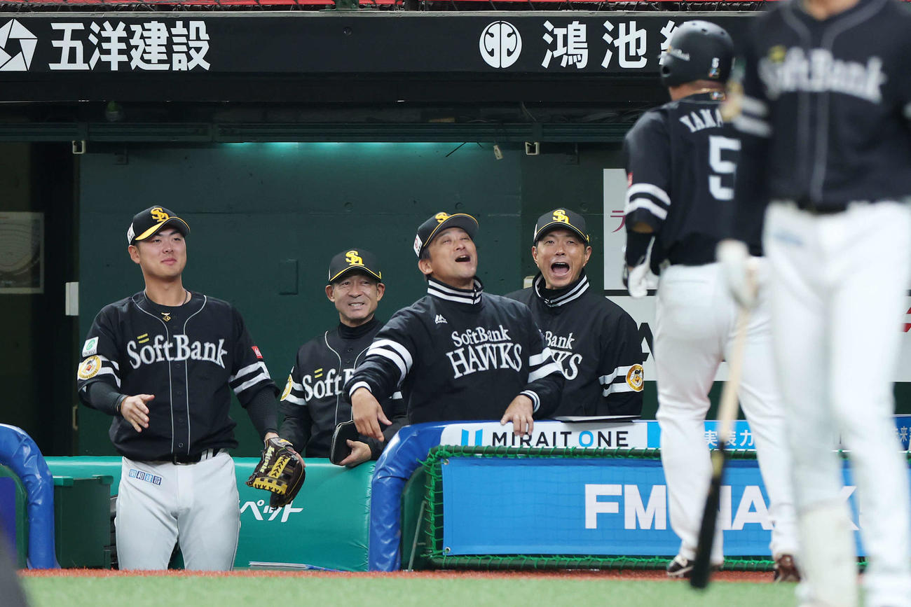 西武対ソフトバンク　1回表ソフトバンク2死満塁、海野の左2点適時二塁打で生還した山川（手前）を笑顔で迎える小久保監督（右端）ら（撮影・宮地輝）