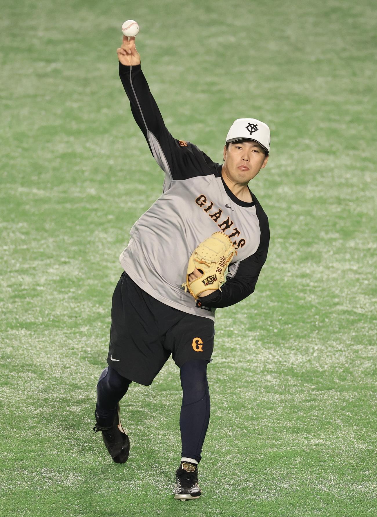 巨人対阪神　キャッチボールする巨人馬場(撮影・浅見桂子)
