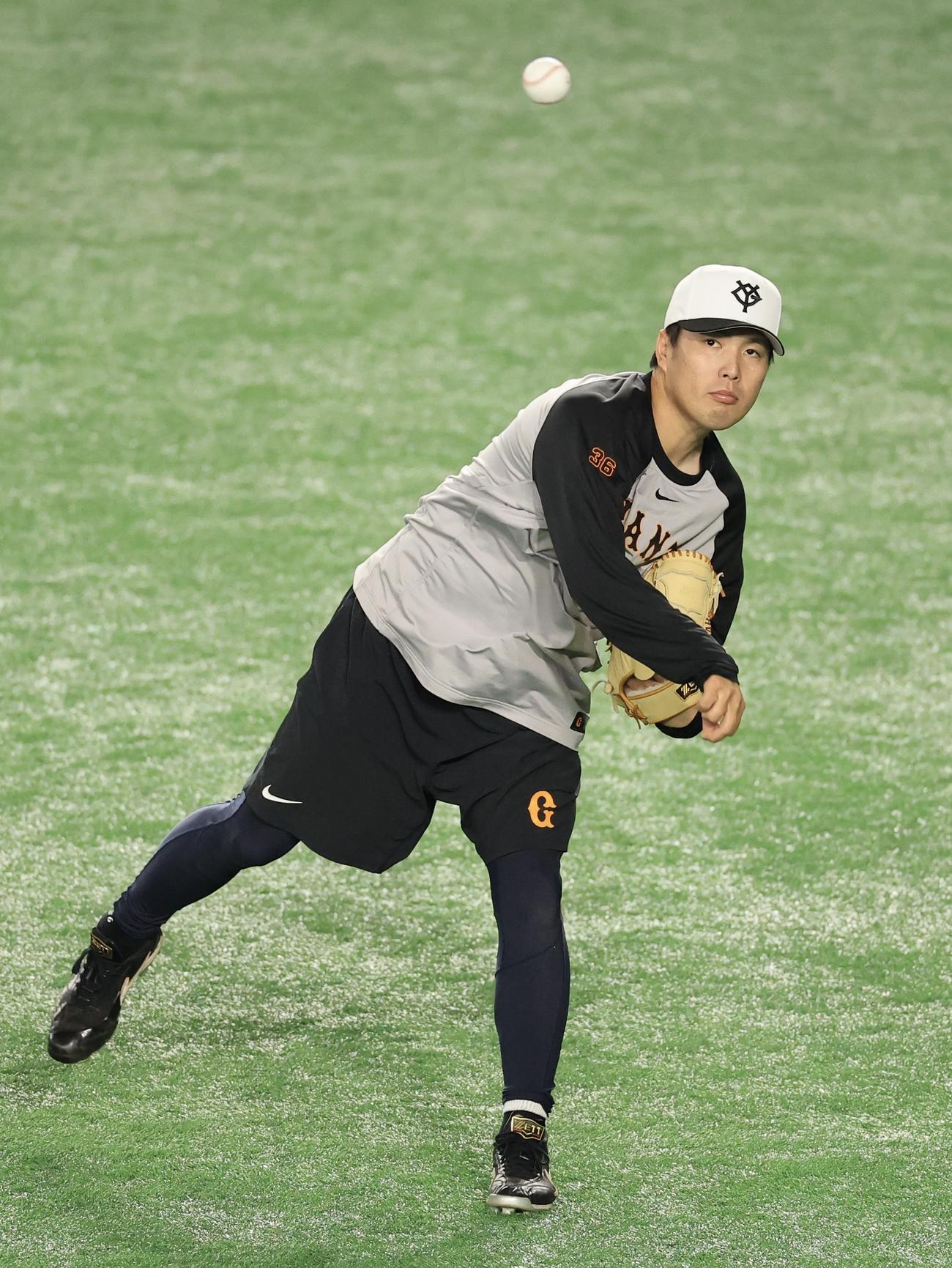 巨人対阪神　キャッチボールする巨人馬場(撮影・浅見桂子)