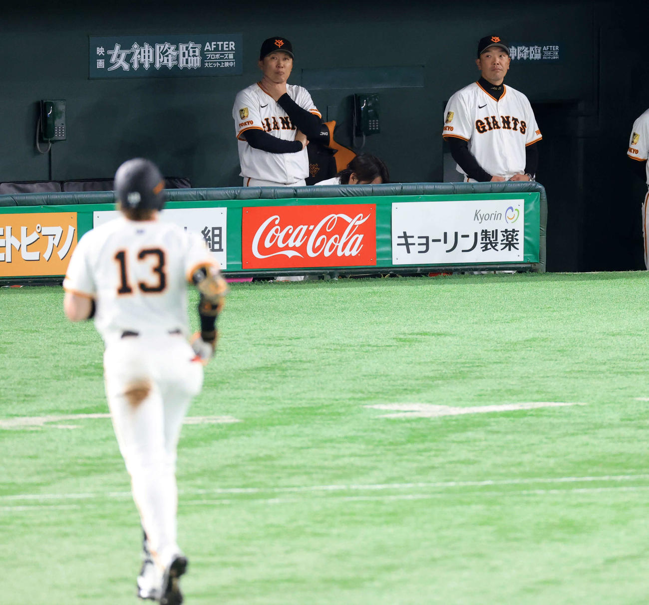 巨人対阪神　8回裏巨人1死、キャベッジ（手前）が右安打も二塁走塁死となり、ぼう然と見つめる阿部監督（右）（撮影・浅見桂子）