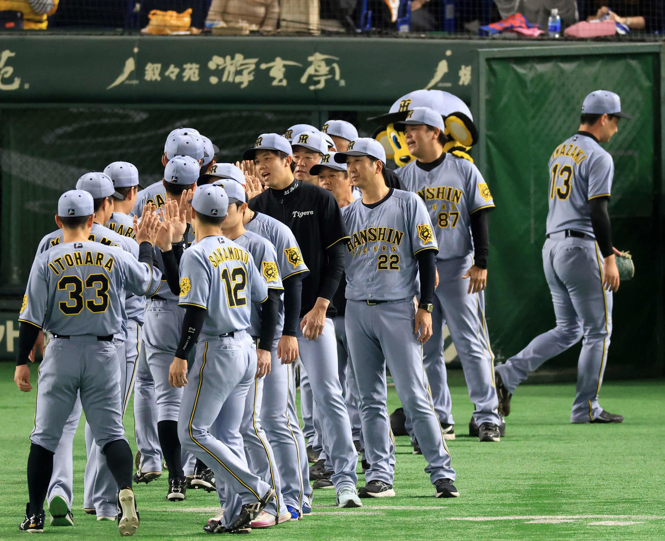 巨人対阪神　7－1の快勝で、ナインをハイタッチで迎える阪神才木（中央）、藤川監督（中央右）（撮影・浅見桂子）