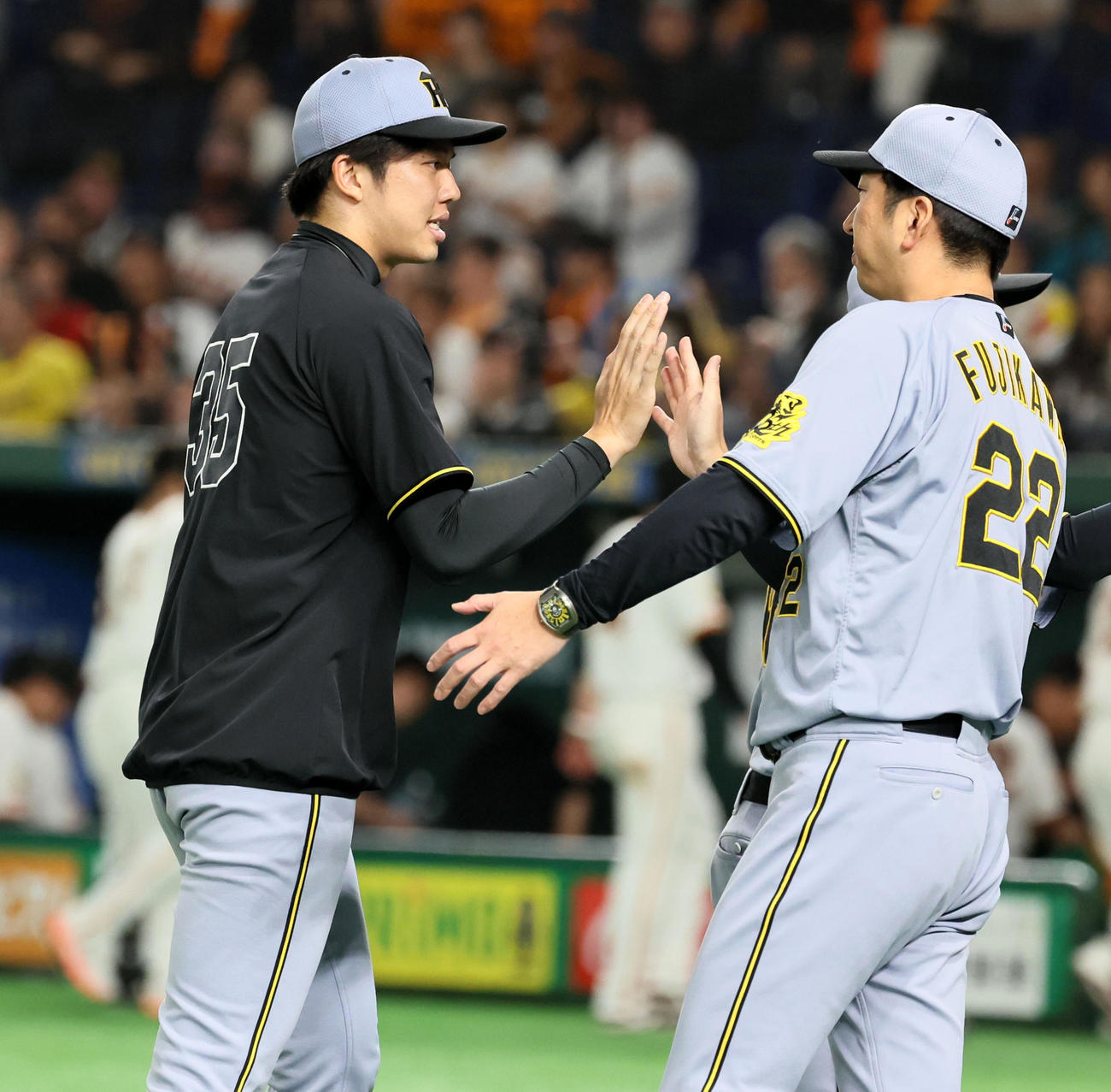 巨人対阪神　巨人に連勝し才木（左）とタッチする藤川監督（撮影・加藤哉）