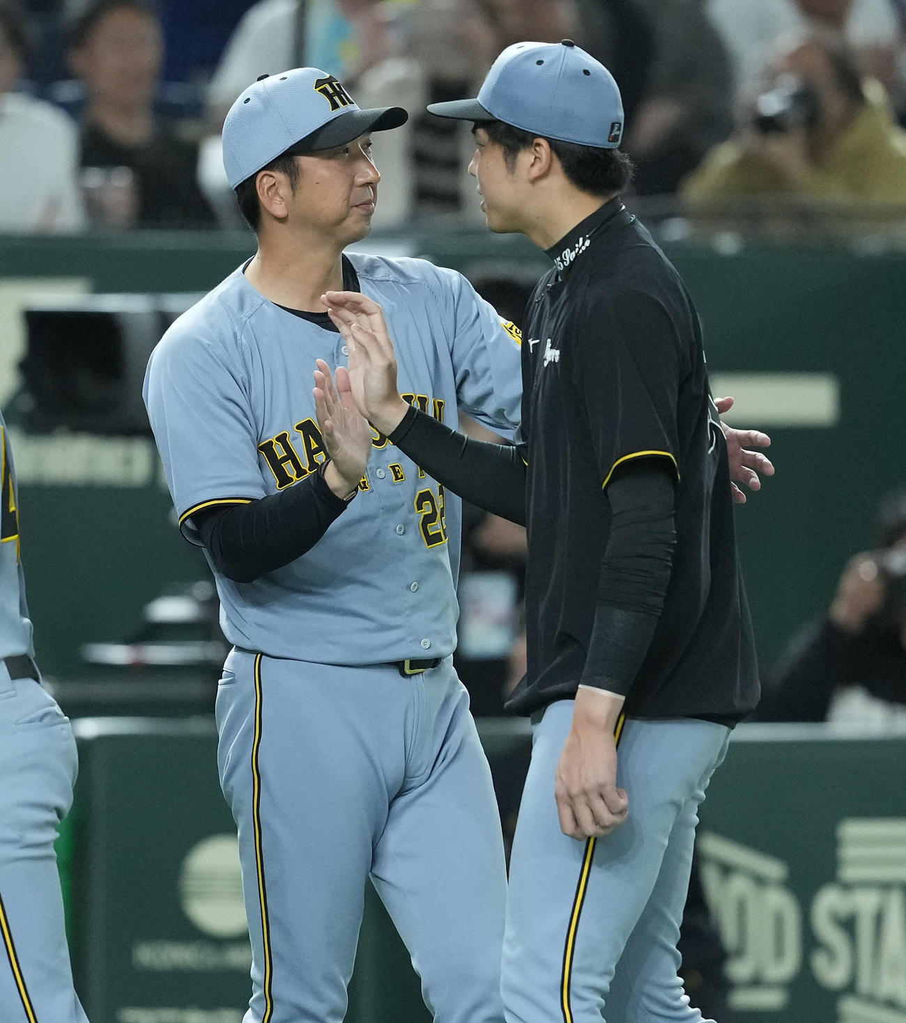 巨人対阪神　巨人に勝利し才木を迎える阪神藤川監督（撮影・たえ見朱実）