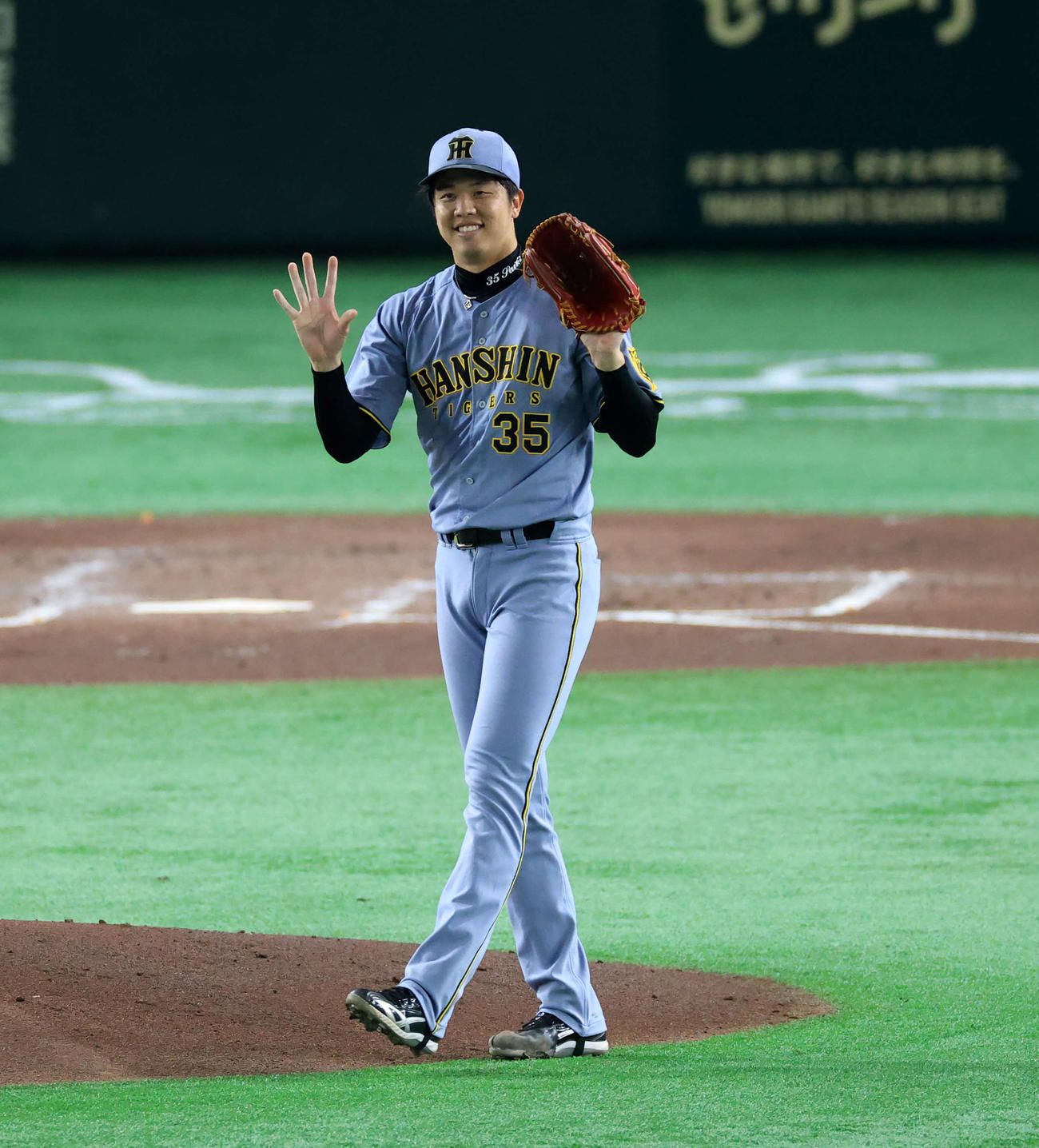 巨人対阪神　2回裏巨人1死一塁、長野の打球を中川が好捕し、笑顔の才木（撮影・浅見桂子）