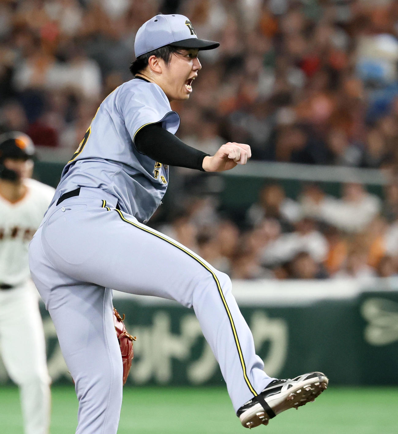 巨人対阪神　3回裏、巨人打線相手に力投を見せる才木（撮影・加藤哉）