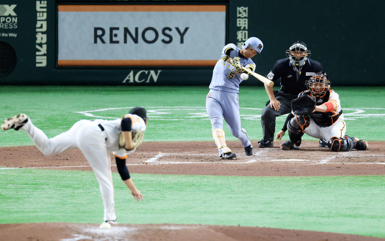 巨人対阪神　3回表阪神2死一、二塁、近本は右越え2点適時三塁打を放つ。投手井上（撮影・浅見桂子）