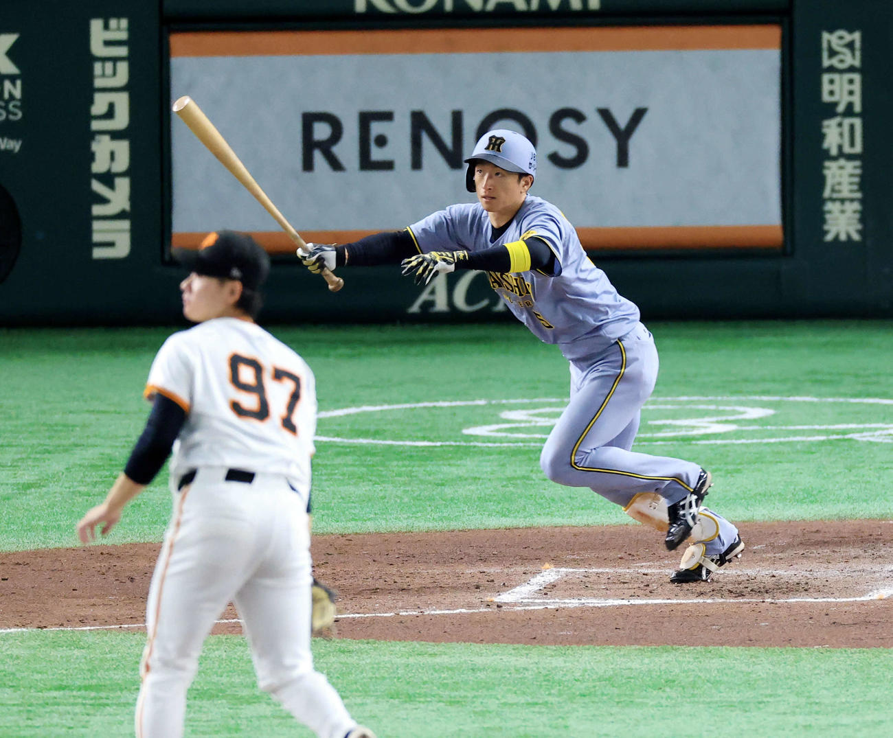 巨人対阪神　3回表阪神2死一、二塁、近本は右越え2点適時三塁打を放つ。投手井上（撮影・浅見桂子）