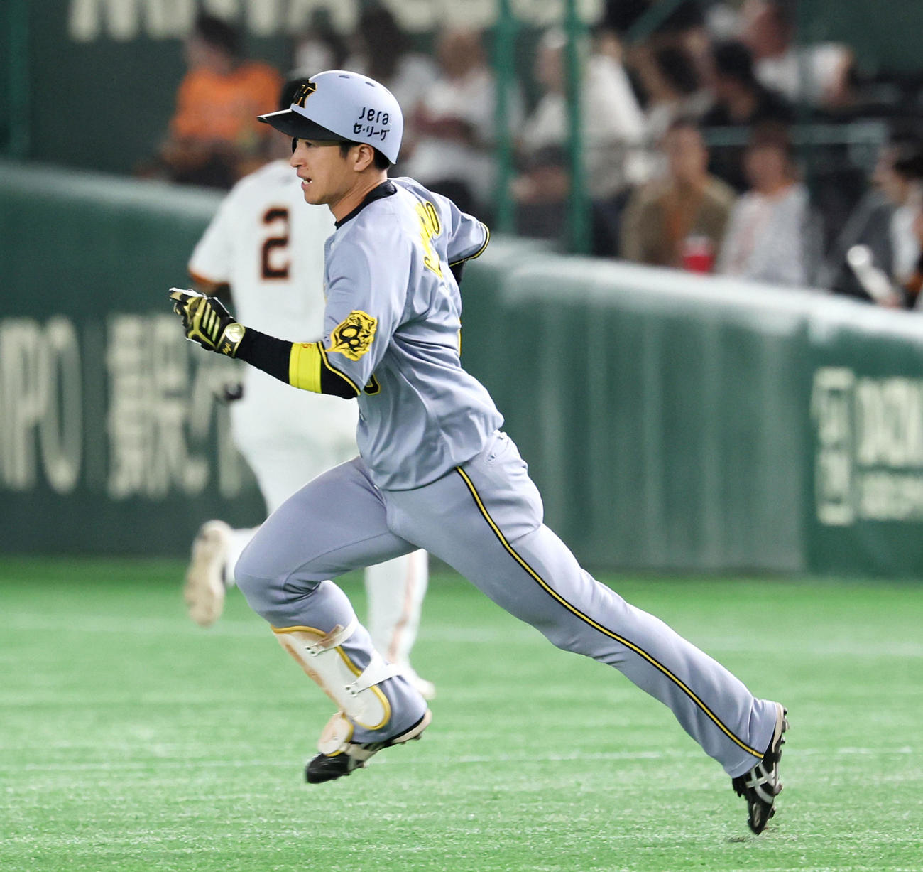 巨人対阪神　3回表阪神2死一、二塁、近本は右越え2点適時三塁打を放ちダイヤモンドを駆ける（撮影・加藤哉）