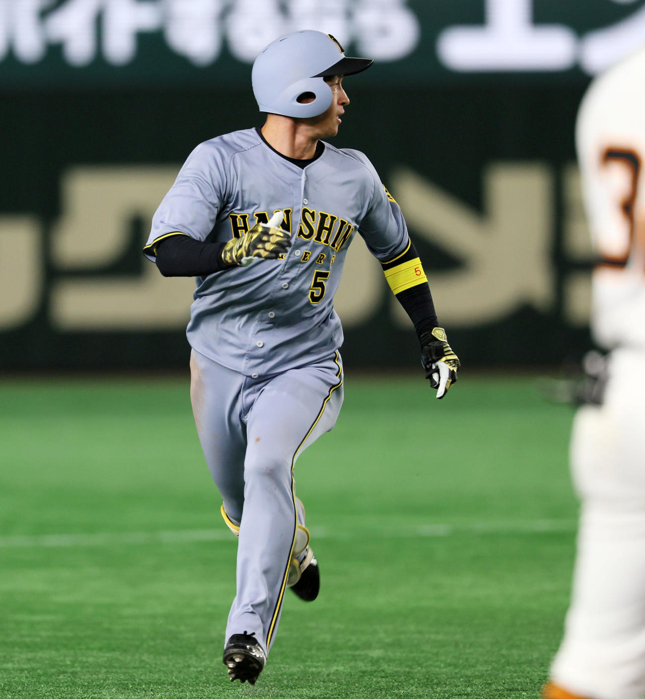 巨人対阪神　3回表阪神2死一、二塁、近本は右越え2点適時三塁打を放ちダイヤモンドを駆ける（撮影・加藤哉）