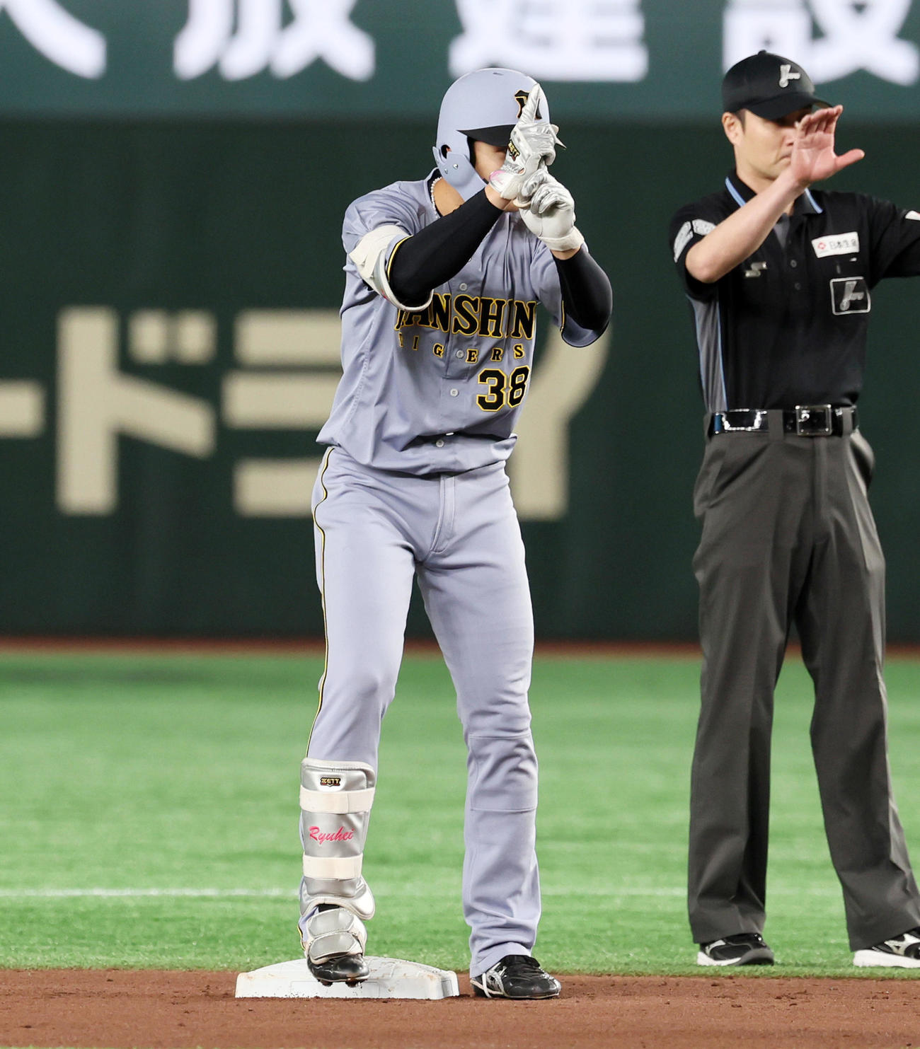 巨人対阪神　1回表阪神2死一、二塁、小幡は右越え適時二塁打を放つ（撮影・加藤哉）