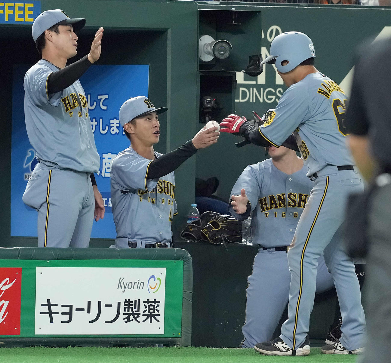巨人対阪神　5回表、プロ初安打を放った阪神中川は、記念ボールを受け取る（撮影・たえ見朱実）