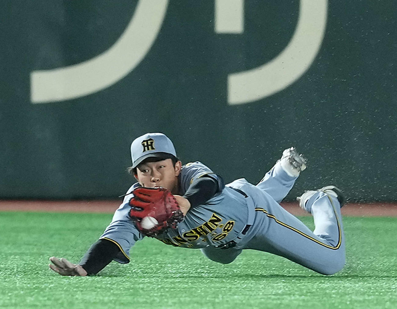 巨人対阪神　2回裏巨人1死一塁、長野の飛球をジャンピングキャッチする左翼手中川（撮影・たえ見朱実）