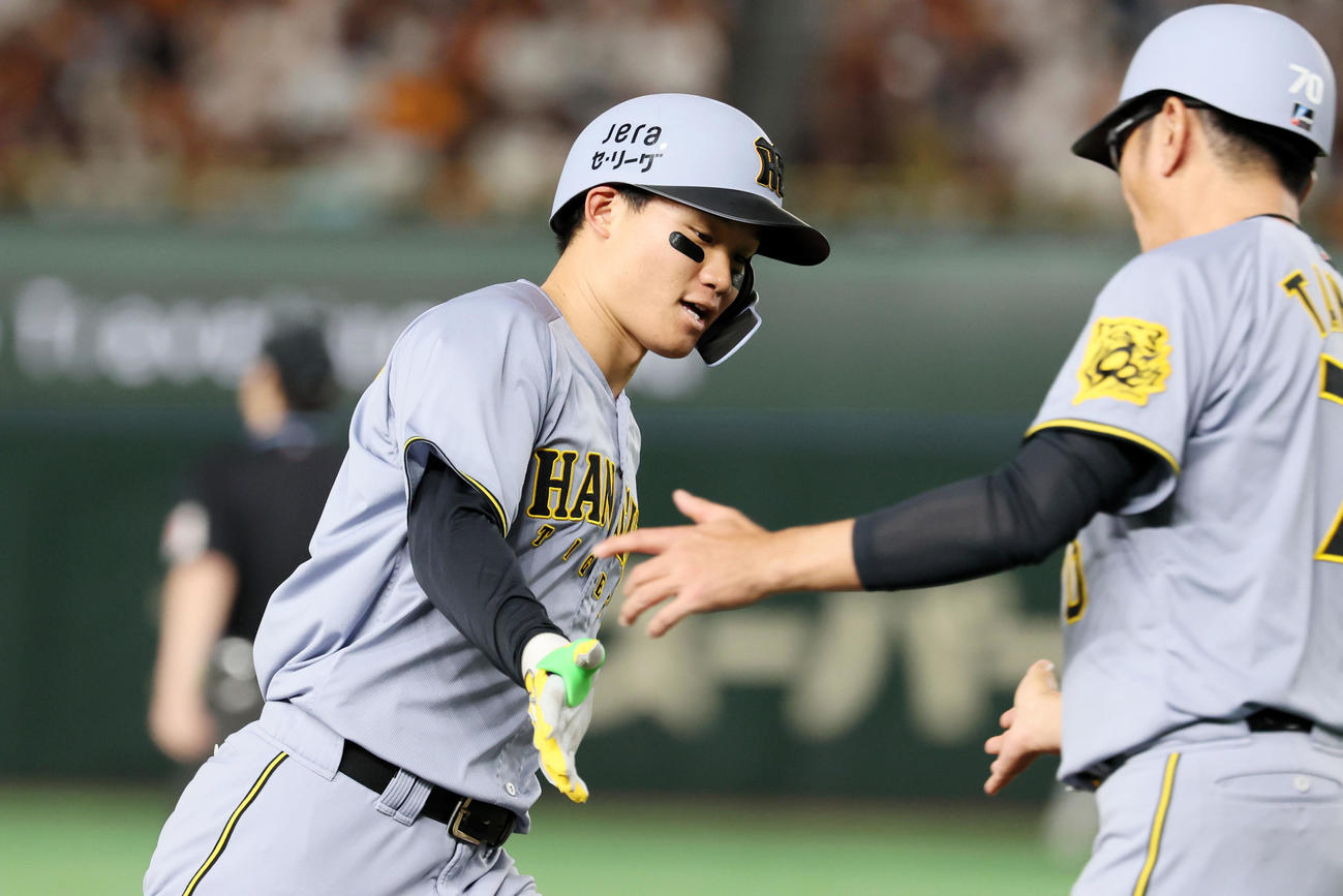 巨人対阪神　2回表阪神2死一塁、森下は左越え2点本塁打を放ち田中コーチ（右）とタッチ（撮影・加藤哉）