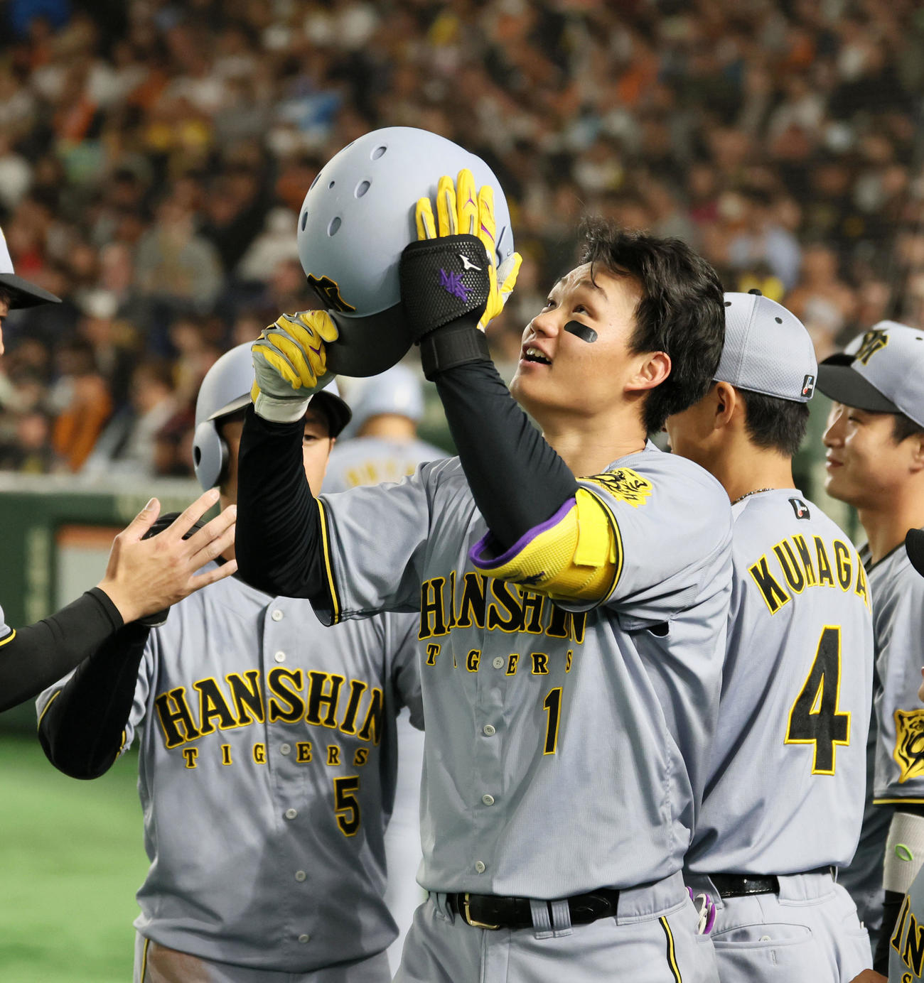 巨人対阪神　2回表阪神2死一塁、森下は左越え2点本塁打を放ちベンチ前でヘルメットを上にもちあげる（撮影・加藤哉）