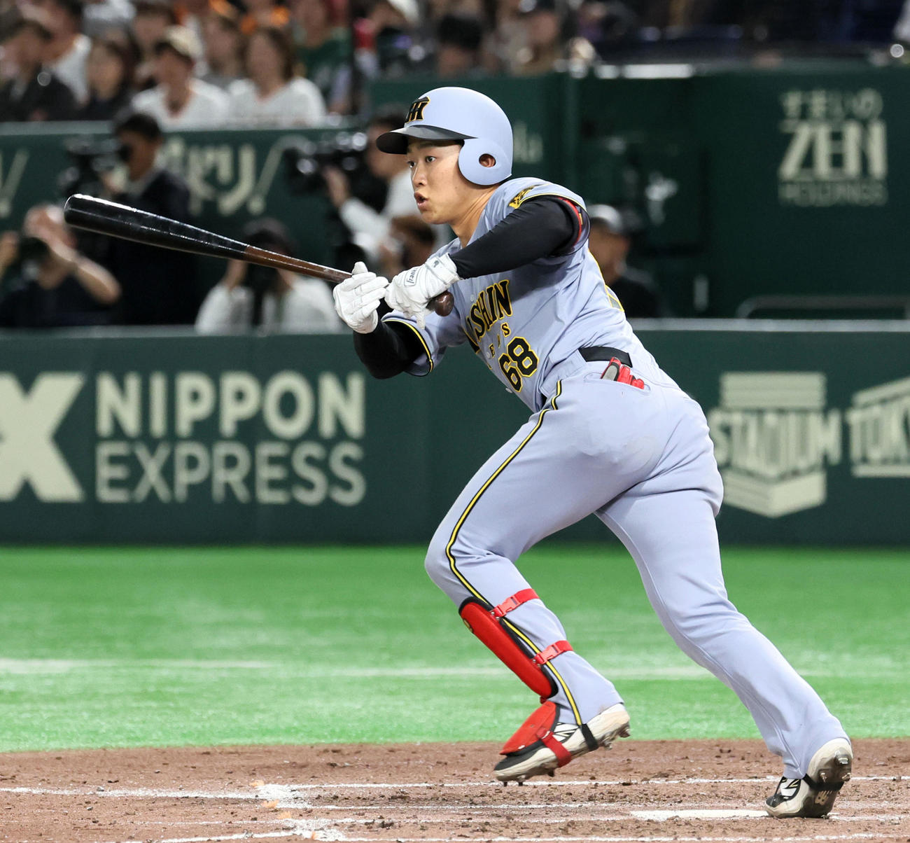巨人対阪神　5回表阪神1死、中川はプロ初安打となる三塁内野安打を放つ（撮影・加藤哉）