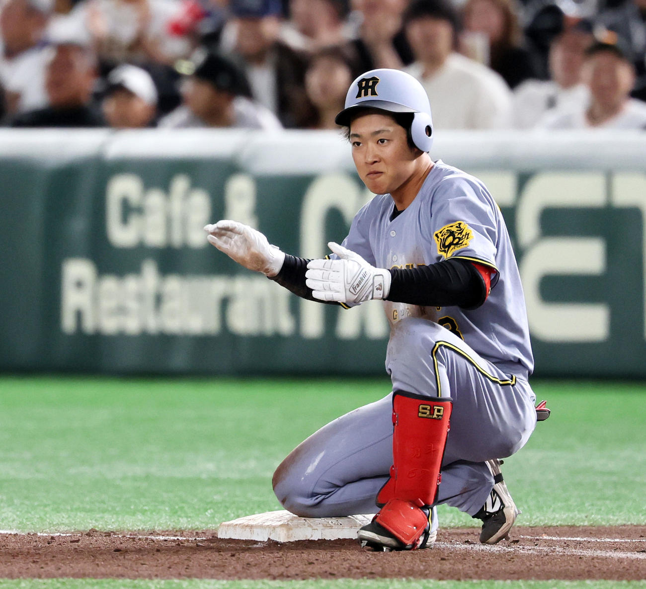 巨人対阪神　5回表阪神1死、中川はプロ初安打となる三塁内野安打を放ち笑顔を見せる（撮影・加藤哉）
