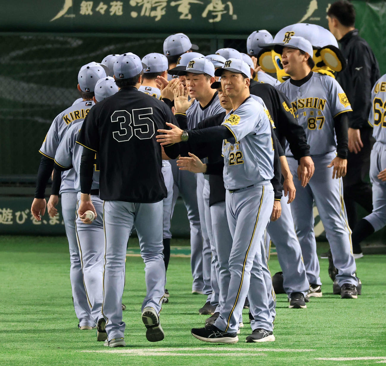 巨人対阪神　7－1の快勝で、阪神才木（左）を迎える藤川監督（右）（撮影・浅見桂子）