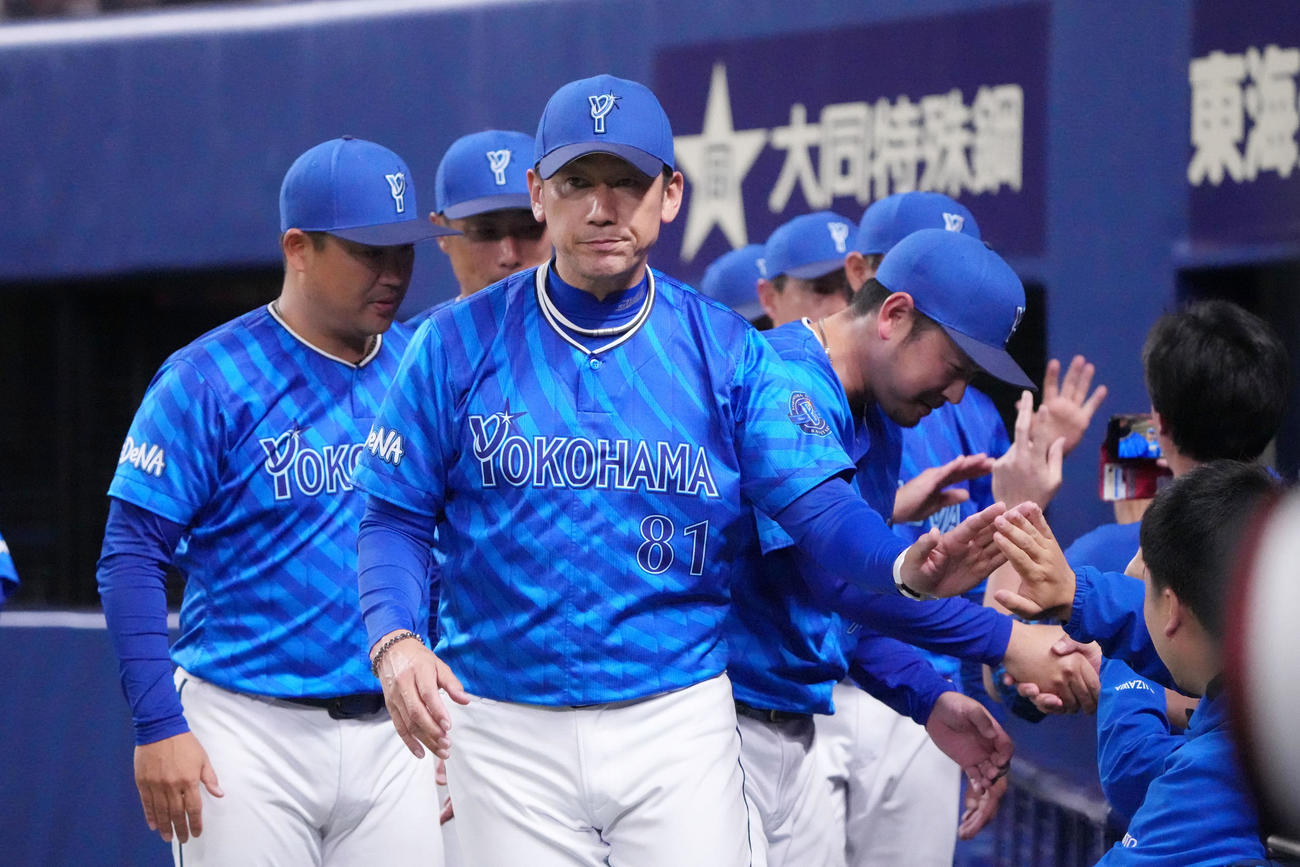 中日対DeNA　試合終了、三浦監督（中央）はスタッフ、ナインとタッチを交わす（撮影・森本幸一）