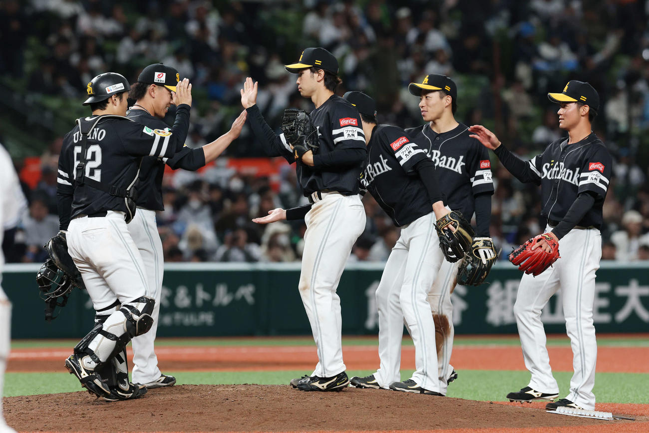 西武対ソフトバンク　5連勝しタッチを交わすソフトバンクの選手たち（撮影・宮地輝）