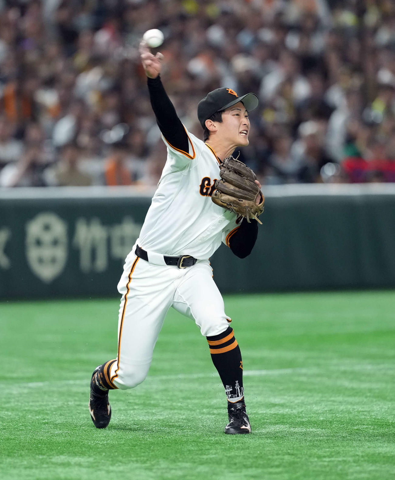 巨人対阪神　1回表阪神無死一塁、中野の三ゴロをさばく三塁手浦田（撮影・たえ見朱実）