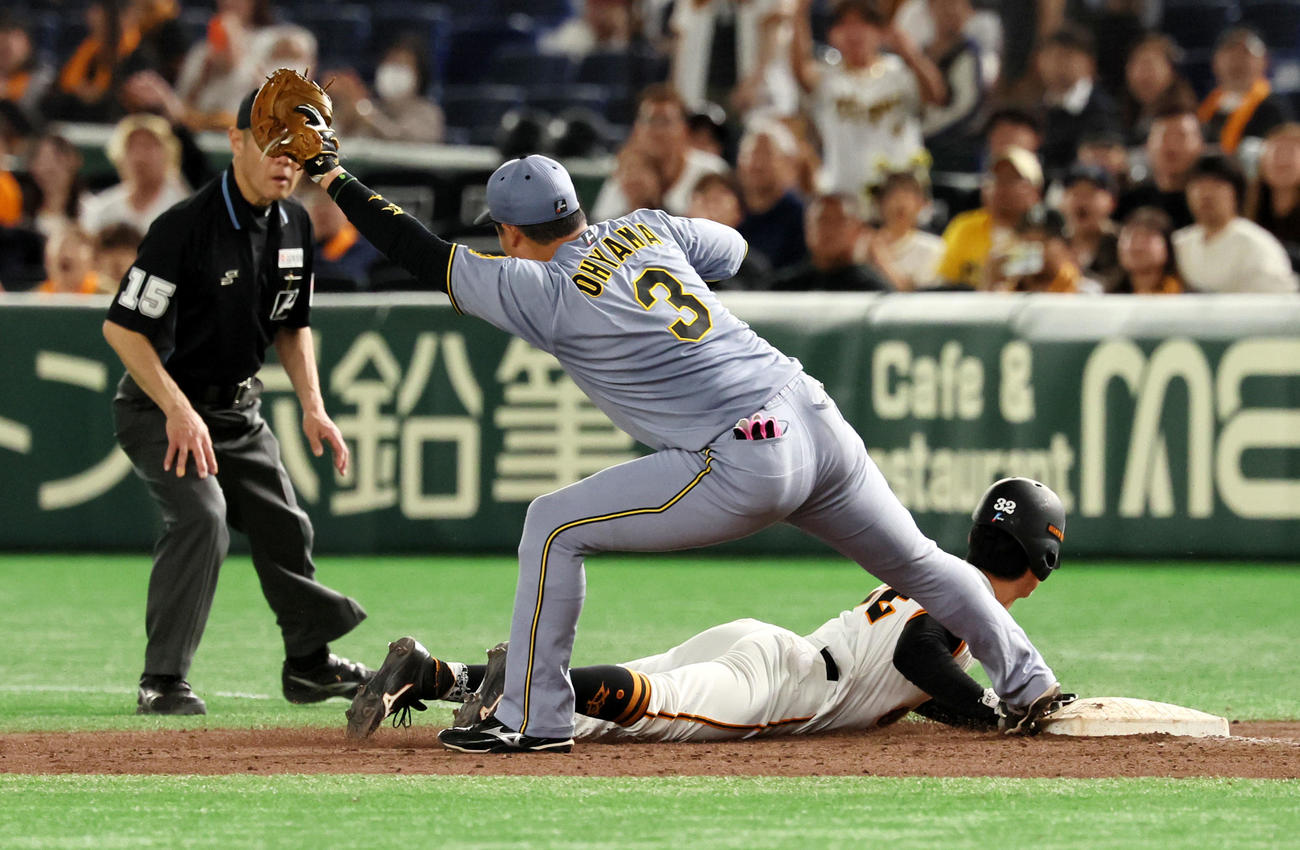 巨人対阪神　9回裏巨人1死一塁、一塁走者浦田は泉口の遊直で帰塁出来ず併殺となり試合終了。一塁手大山（撮影・加藤哉）