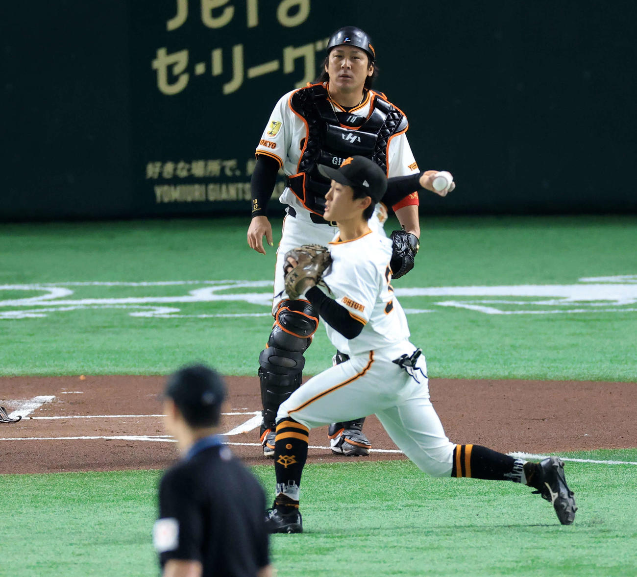 巨人対阪神　1回表阪神無死一塁、中野の送りバントを一塁送球する浦田（撮影・浅見桂子）