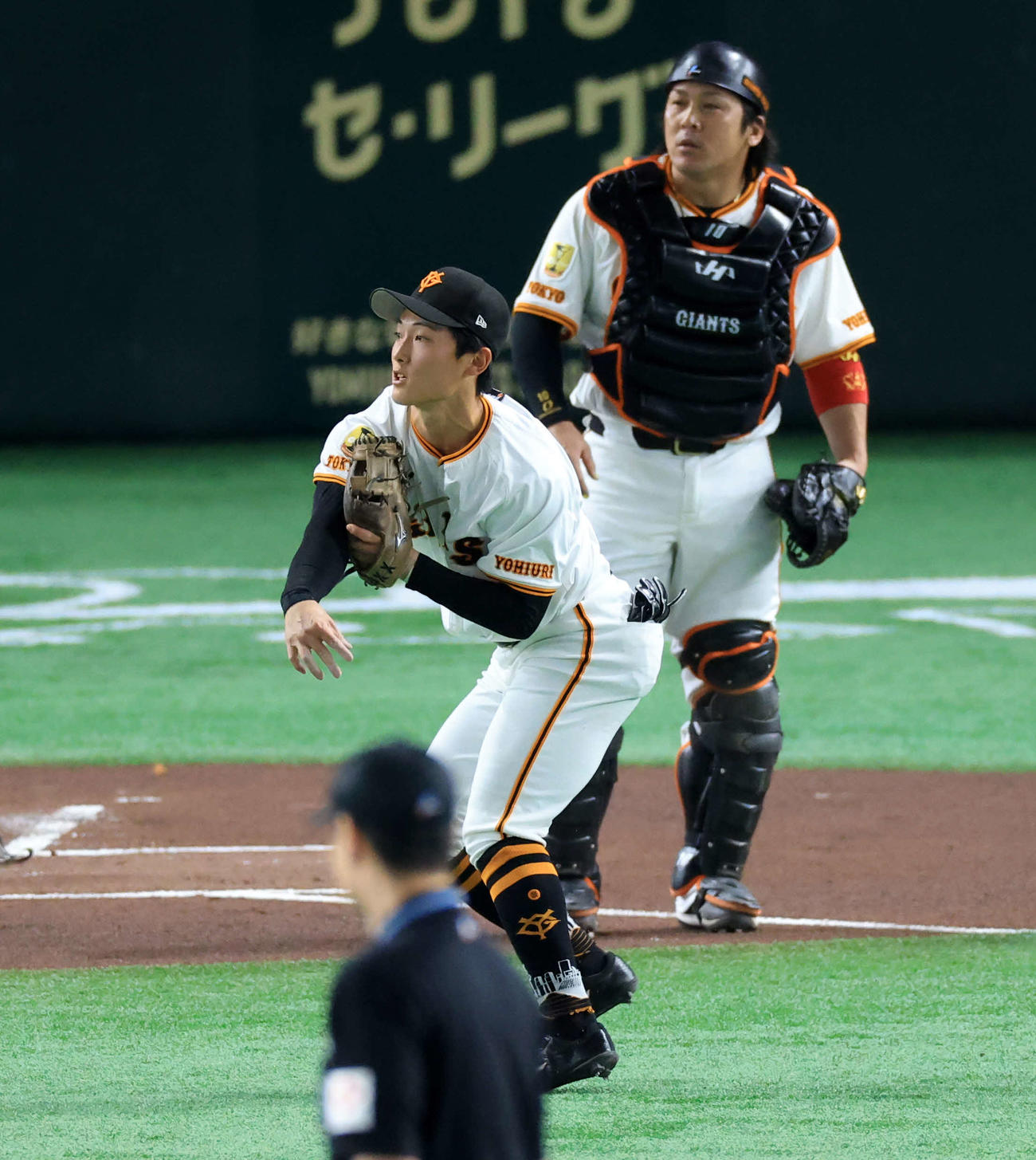 巨人対阪神　1回表阪神無死一塁、中野の送りバントを一塁送球する浦田（撮影・浅見桂子）