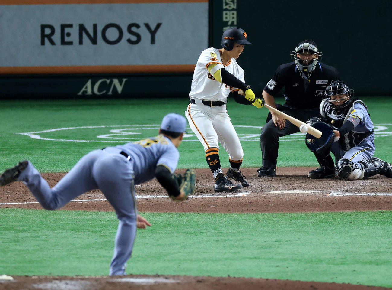 巨人対阪神　9回裏巨人無死、浦田はプロ初安打となる二塁内野安打を放つ（撮影・浅見桂子）
