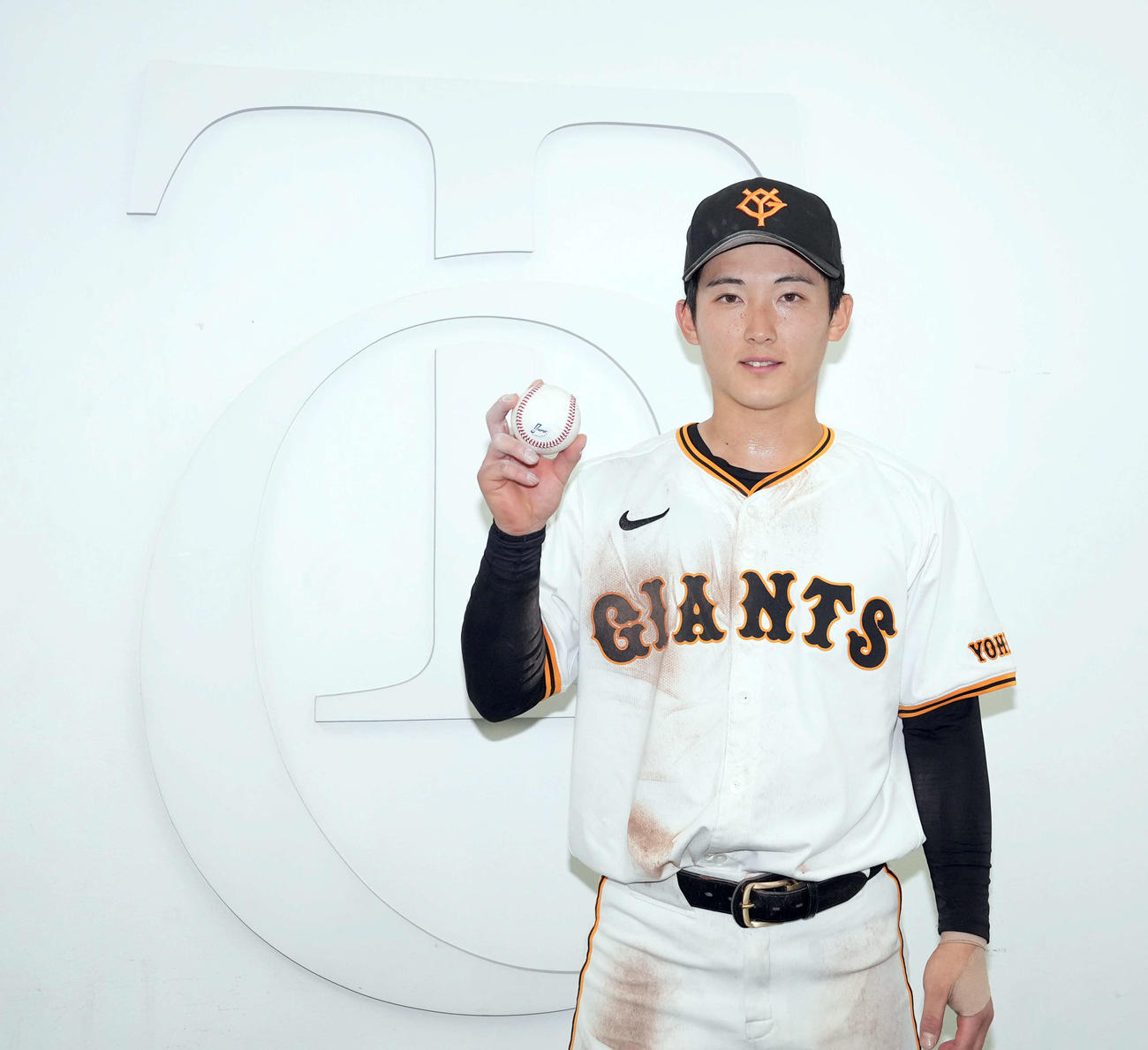 巨人対阪神　プロ初安打を放ち記念ボールを手に笑顔を見せる巨人浦田（撮影・たえ見朱実）