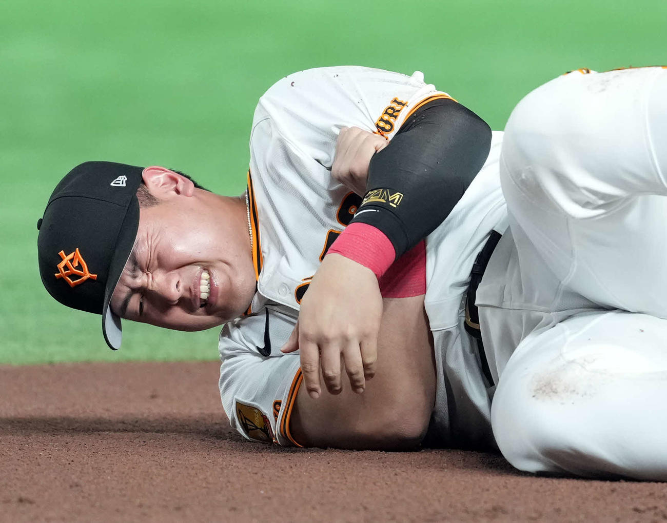 巨人対阪神　1回表阪神無死一塁、中野と接触し負傷する一塁手岡本（撮影・たえ見朱実）