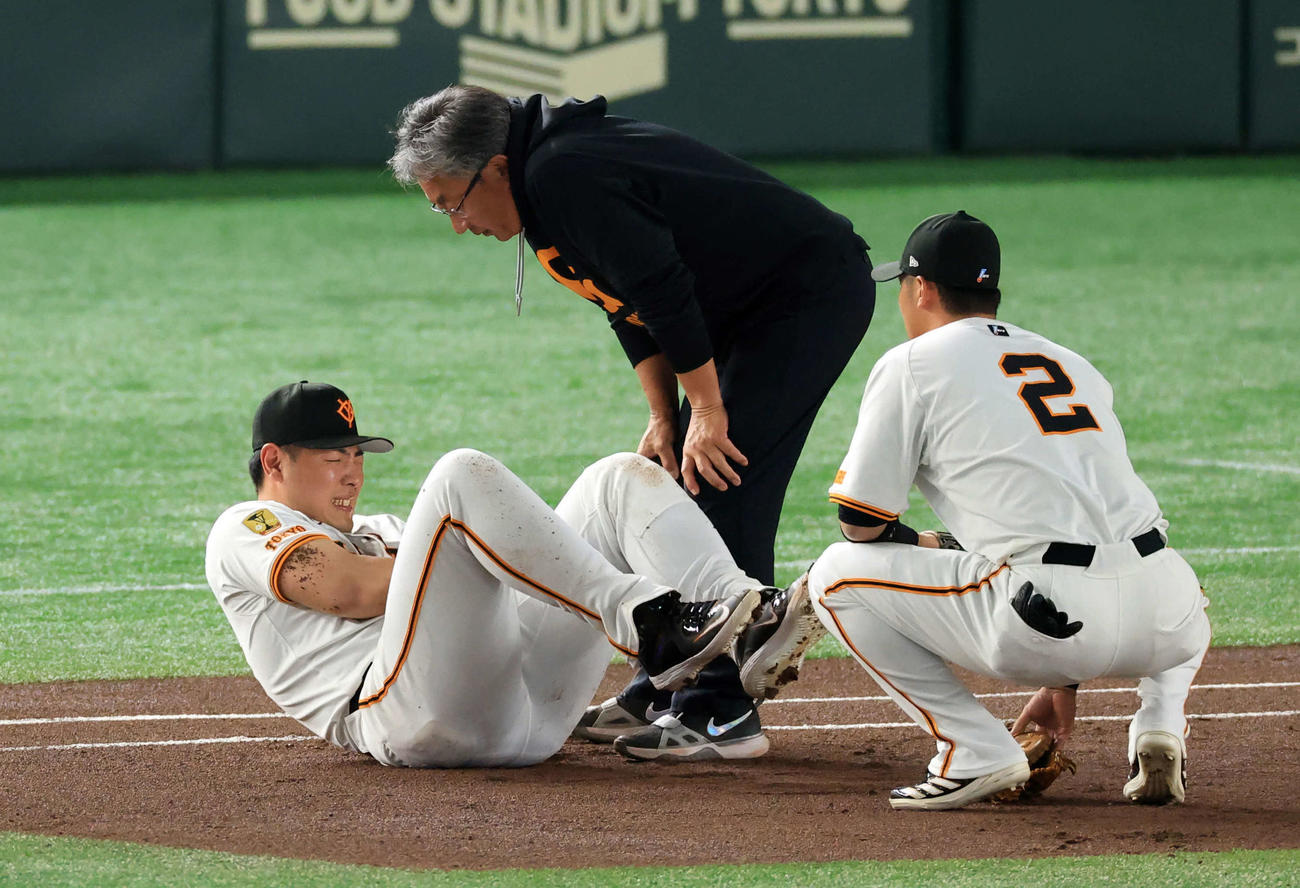 巨人対阪神　1回表阪神無死一塁、中野の送りバントでタッチの際、肩を痛め痛がる岡本（撮影・浅見桂子）